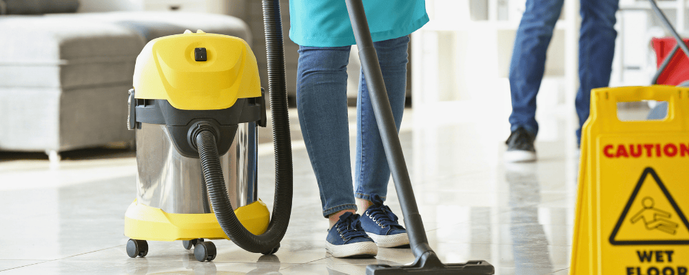 床清掃の作業イメージ(掃除機がけと床面清掃)