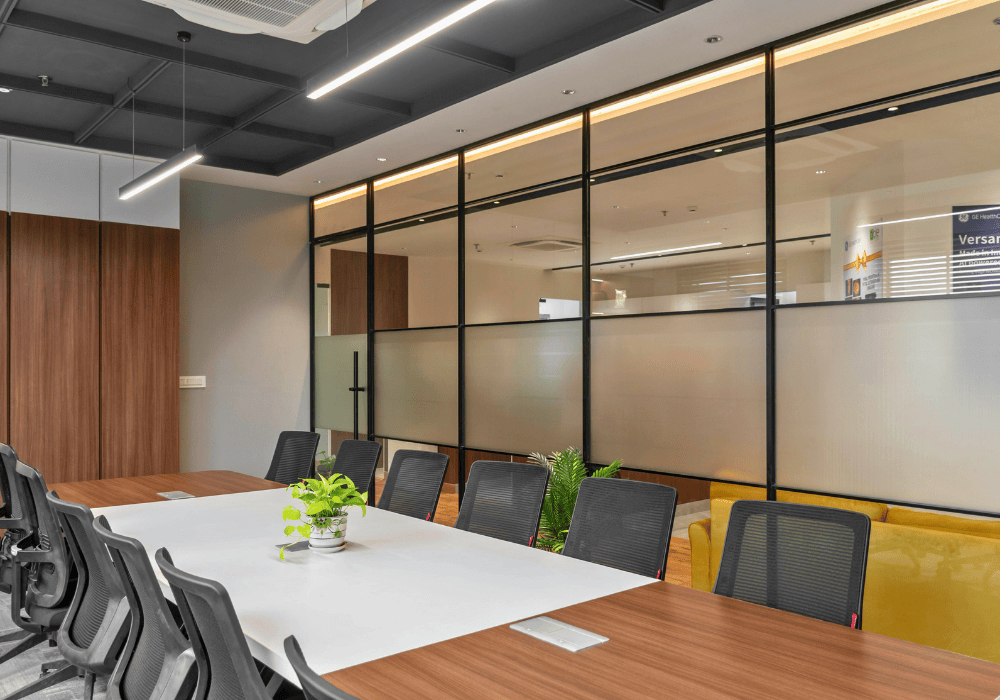 オフィス清掃の料金相場を解説する記事のカバー画像（会議室の内観）