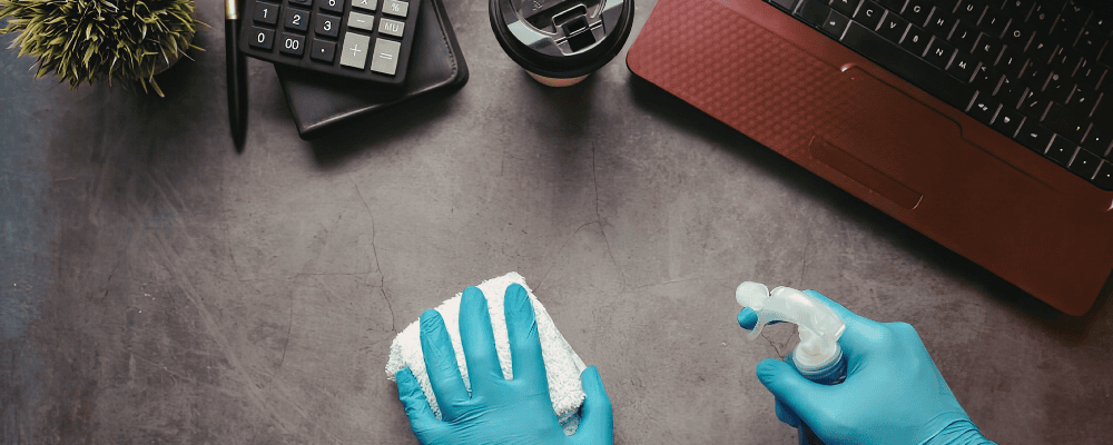 オフィス清掃の作業イメージ（清掃スタッフが窓を拭いている様子）