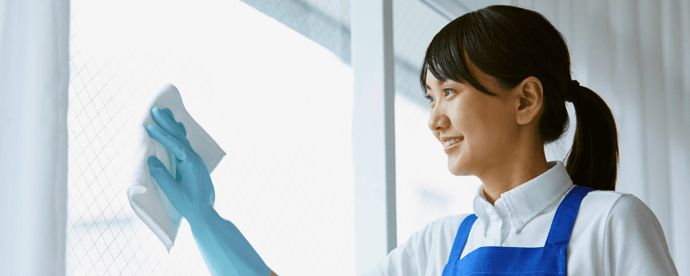 オフィス清掃の作業イメージ（清掃スタッフが窓を拭いている様子）