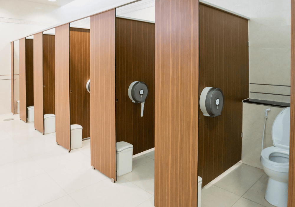 トイレ清掃の外注費用を解説する記事のアイキャッチ（オフィストイレの個室）